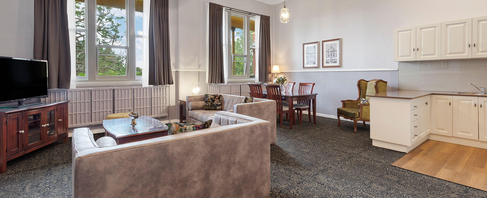 The living room, kitchen, and dining room inside a deluxe suite at Club Wyndham Ballarat