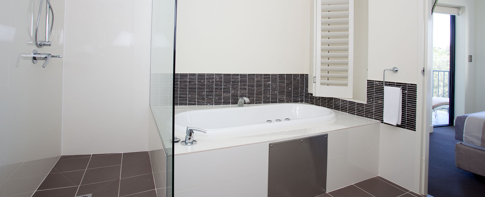 The walk-in shower and tub in the bathroom of a 2-bedroom grand suite at Club Wyndham Coffs Harbor.