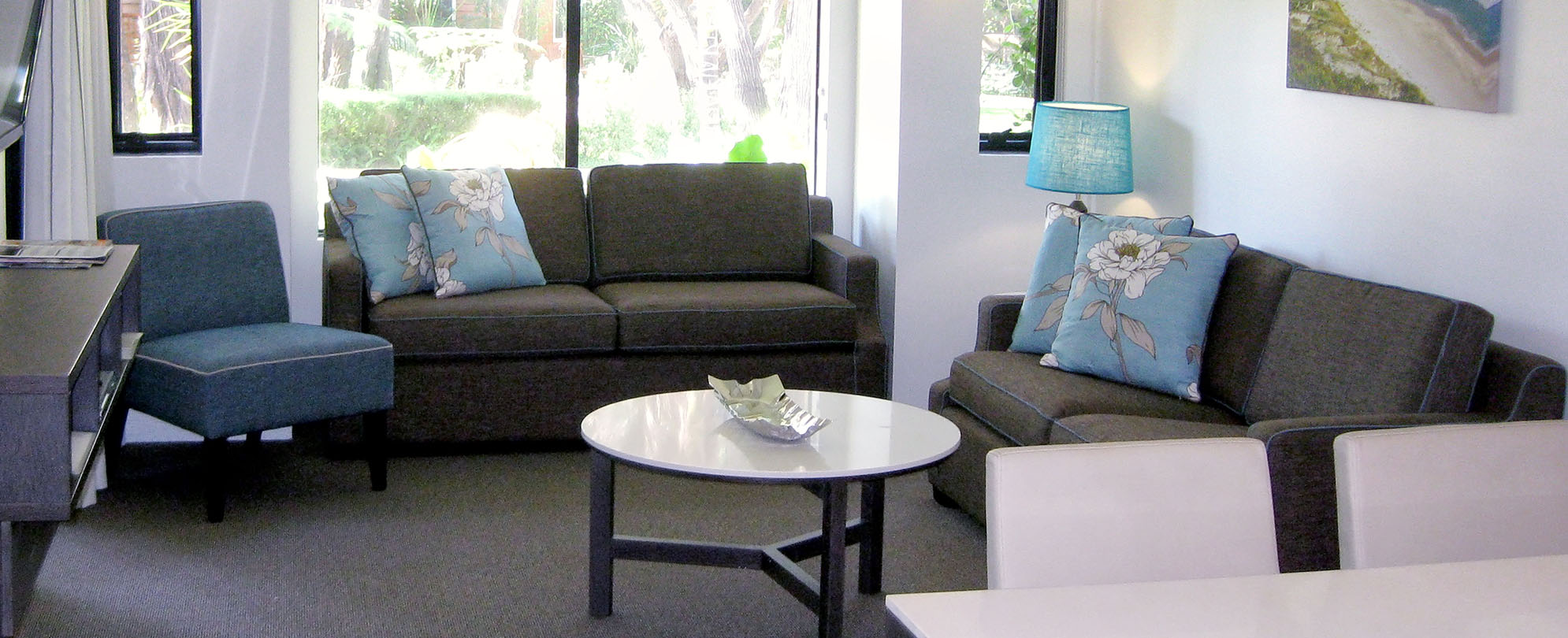 The living room of a 2-bedroom deluxe suite at Club Wyndham Dunsborough.
