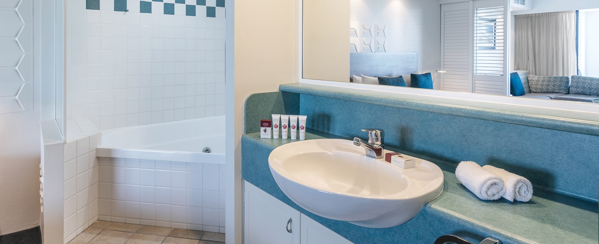 The bathroom sink and tub in a 1-bedroom suite at Club Wyndham Golden Beach.