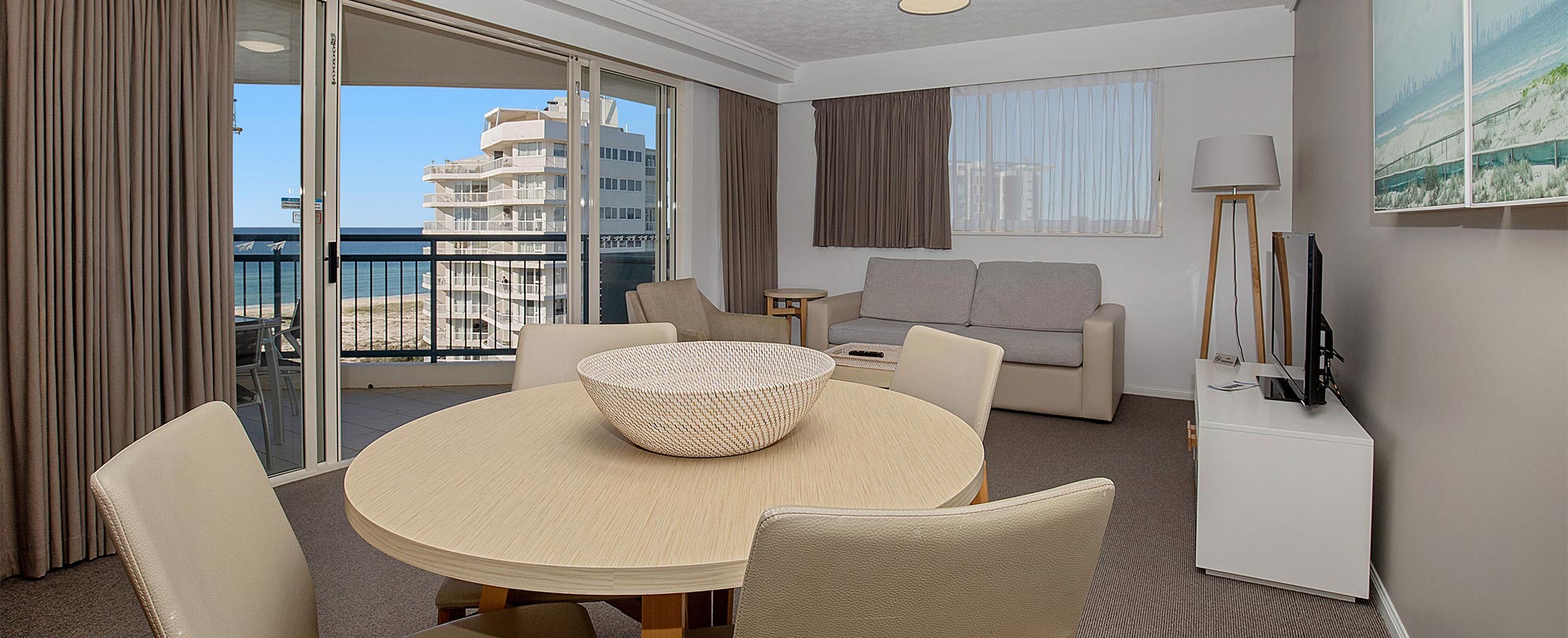 The living area and dining table with 4 chairs in a Club Wyndham Kirra Beach standard suite.