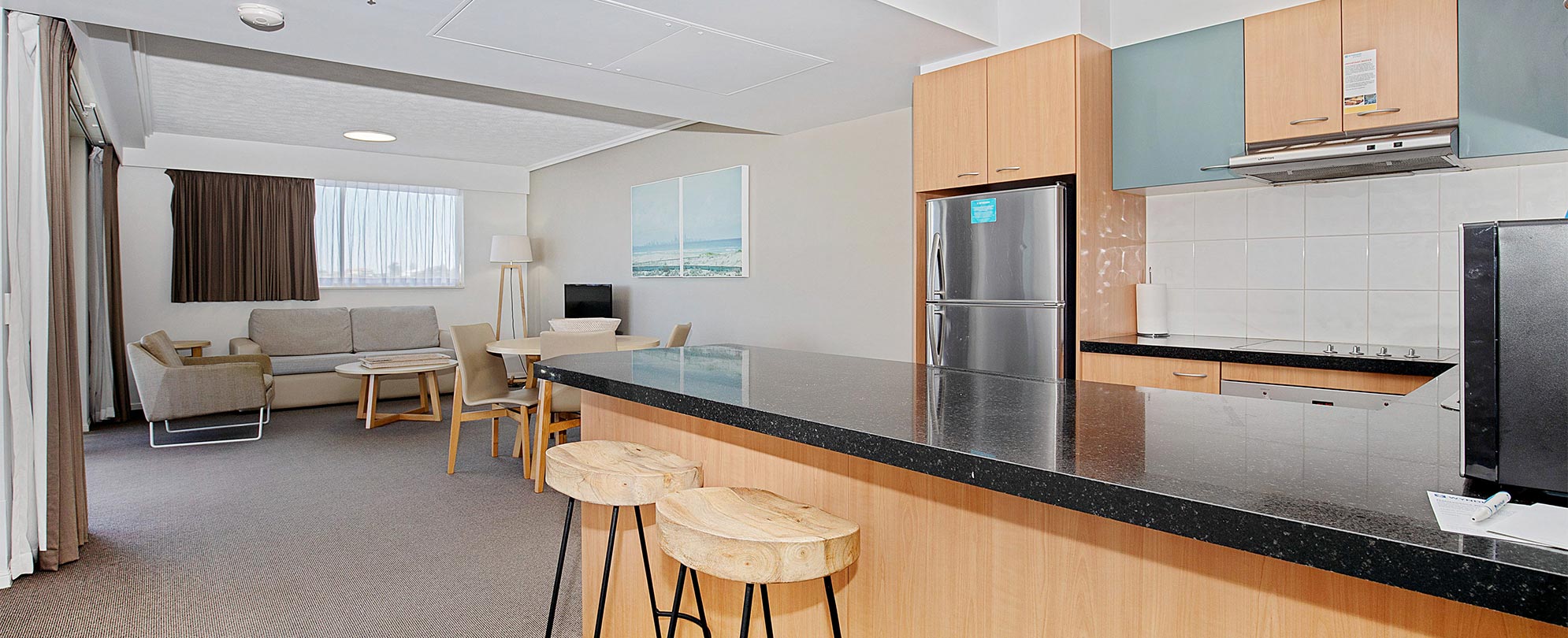 The countertop bar with 2 stools in the kitchen of a Club Wyndham Kirra Beach standard suite.