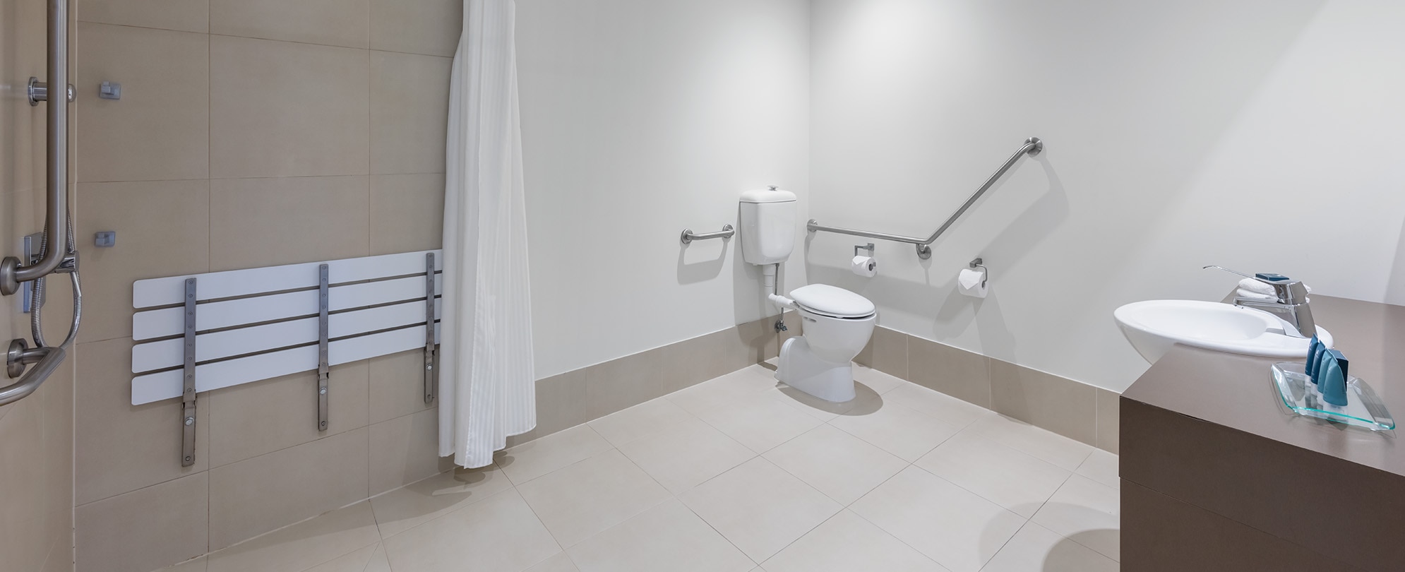 A bathroom, inside a 1-bedroom suite at Club Wyndham Torquay, equipped with accessible accessories. 