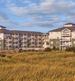 WorldMark Long Beach, a timeshare resort in Long Beach, Washington, surrounded by grassy fields and mountains.